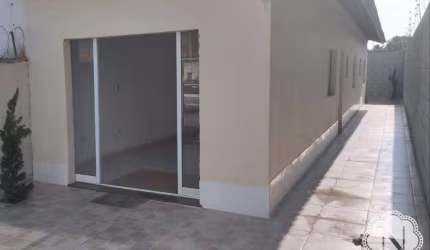 Casa com 2 dormitórios lado praia.
