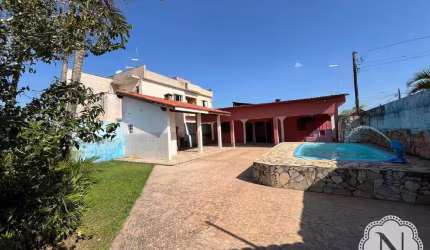 Casa MOBILIADA com piscina no bairro Tupy, a 900 metros da praia!
