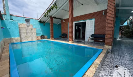 Casa com piscina a 400 metros da praia no bairro Bopiranga