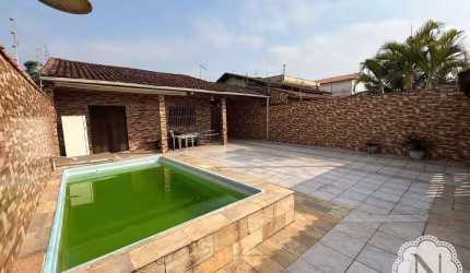 Casa em lote inteiro com piscina, a 300 metros do mar no Tupy