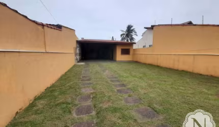 Casa a apenas 50 metros do mar no bairro Bopiranga