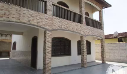 Sobrado com 3 quartos a 50 metros da praia.