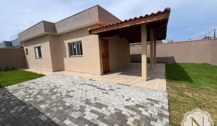 Casa á venda com 2 quartos , quintal e garagem no bairro Umuarama - Itanhaém