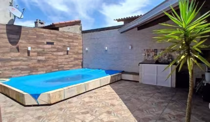 Casa com piscina lado praia.