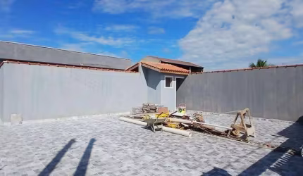 Casa com piscina em condomínio fechado
