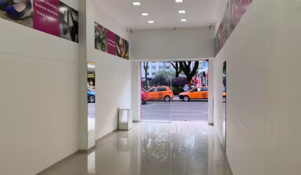 ALUGO LOJA  65m2 ,na  frente Pça  Zacarias , Centro,Curitiba-Pr