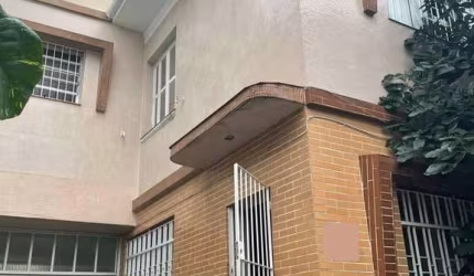 Oportunidade para você que busca um sobrado amplo na Vila Mariana com 4 dormitórios, 6 vagas de garagem.  A 800 metros do metrô Ana Rosa.
