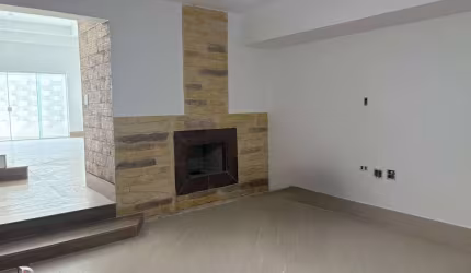 Procurando um sobrado espaçoso, bem localizado e com um ambiente agradável? Temos o imóvel perfeito para você!