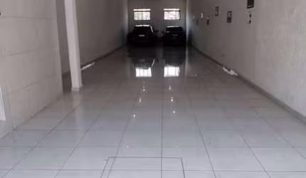Sobrado para venda com 280 m² de construção no Jardim Utinga em Santo André, possui amplo salão e 10 vagas de garagem.