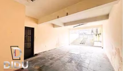 Casa à venda, com 6 quartos 3 suítes 5 vagas, 304m² de construção e 250 m² de terreno.