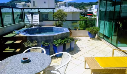 Cobertura duplex em Jurerê com 3 suítes e 2 vagas