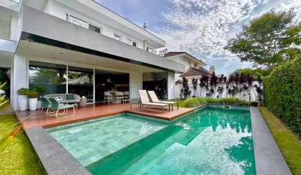 Casa Moderna em Jurerê c/ piscina e 4 suítes