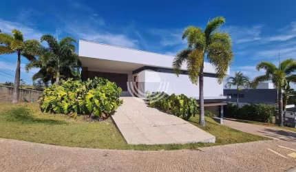 Casa com fino acabamento e planta diferenciada à Venda no Condomínio Montblanc em Campinas