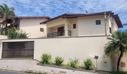 Casa de Rua à Venda ou Locação em localização excelente no bairro Nova Campinas.