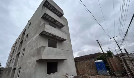 APARTAMENTO EM PINHAIS COM SACADA E CHURRASQUEIRA