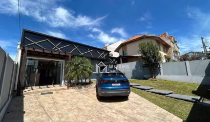 CASA INDIVIDUAL EM PINHAIS, COM ESPAÇO COMERCIAL. AO LADO DO BOSQUE BORDIGNON