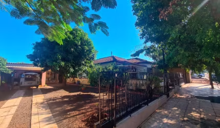 Terreno de 800m² com duas Casas