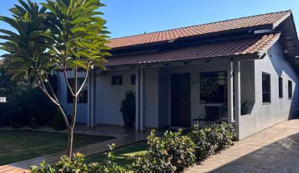 Casa com barracão no centro