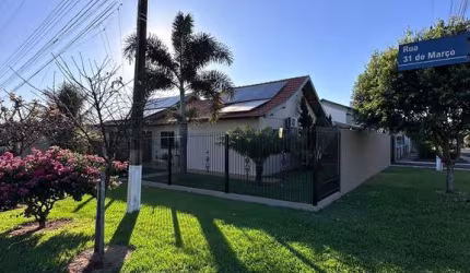 Casa de esquina com 170m², 1 suíte e 2 quartos, placas solares, cozinha planejada, 2 chuveiros, 2 vagas de garagem, despensa e lavanderia.