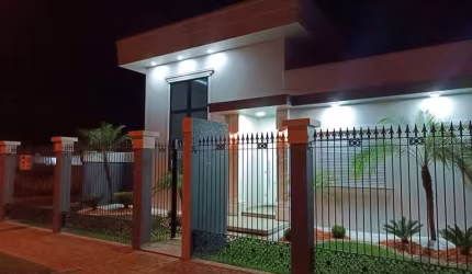 Casa de esquina, tendo 1súite e dois quartos, garagem para 2 carros lado a lado.