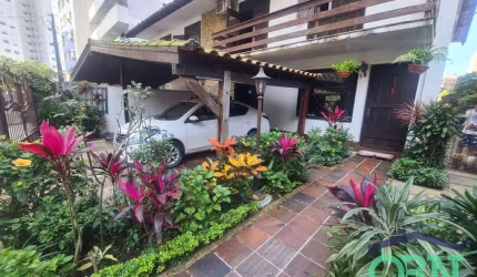 !!OPORTUNIDADE!! LINDA Casa com 04 Dorm. - 03 Vagas - Piscina - com 250m² ÚTEIS por R$ 3.500.000,00 - Ponta da Praia - Santos/SP