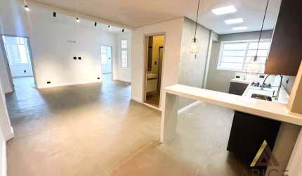 !OPORTUNIDADE ÚNICA! LINDO APTO. EM PRÉDIO DO SÉCULO 19 - FRENTE MAR - 100% REFORMADO com 80m² ÚTEIS - 02 DORM. - 02 WC - VRD. GOURMET por R$ 719 MIL