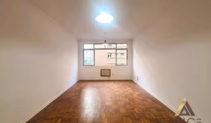 LINDO APTO. PADRÃO NA QUADRA DA PRAIA E COM VISTA MAR - 120m² ÚTEIS - 02 DORM. sendo 01 SUÍTE - 03 W.C - DEP. COMPLETA - 01 VAGA - BOQUEIRÃO/CANAL 3