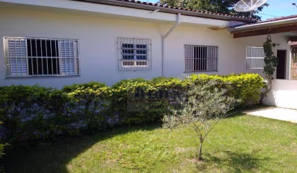 Casa em rua tranquila no suarão!