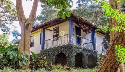 Fazenda à venda com 265 hectares, arquitetura colonial e cachoeira na região de Barbacena, MG