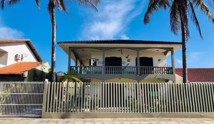 Sobrado com piscina e amplo terreno perto do mar