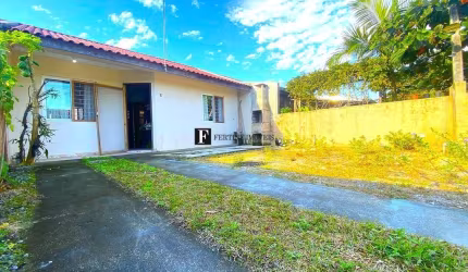 Casa com 02 quartos no Costa Azul