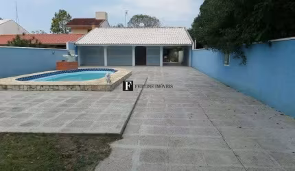 Casa com piscina em Pontal do sul
