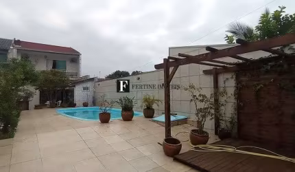 Sobrado com piscina perto do mar
