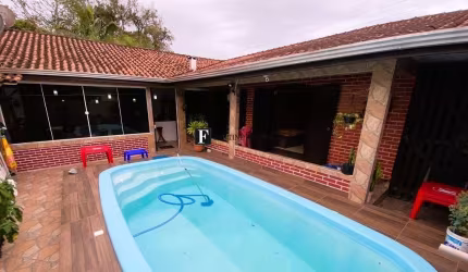 Casa à venda em Ipanema com piscina.