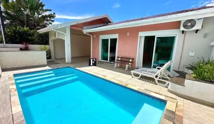 Casa alto padrão com 5 suítes e piscina no Atami