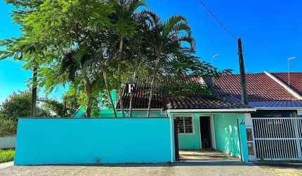 CASA DE ESQUINA PRÓXIMO AO MAR COM 03 QUARTOS