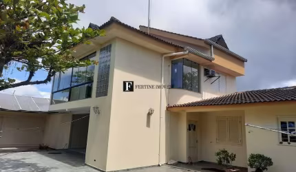 Sobrado com piscina em Atami