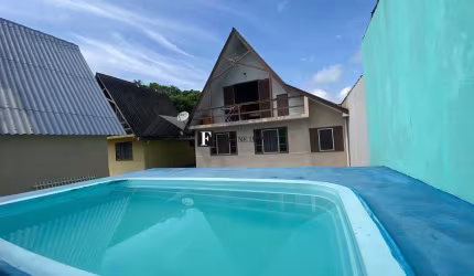 Chalé em condomínio com pisicna perto do mar