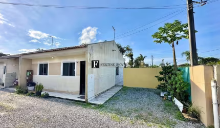 Casa com piscina privativa e suíte em Matinhos