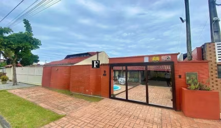 Casa com piscina e 4 quartos em Praia de Leste