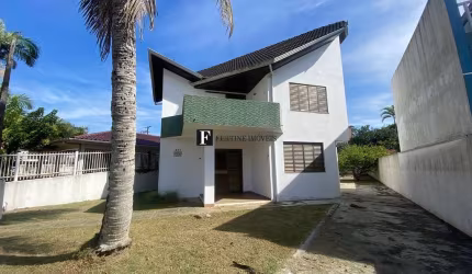 Sobrado com suíte próximo ao mar Monções