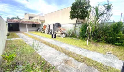 Casa com espaço de terreno e faixa do mar - Grajau