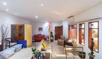 Excelente Casa na Vila Ipojuca com 3 suítes ( 2 no imóvel principal e 1 no anexo) e 3 Vagas de Gara