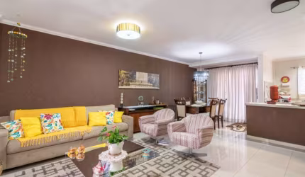 Casa Sobrado, 3 Quartos,  3 Vagas, a Venda, no Bairro Santo Inácio, ao lado do Parque Barigui, em Curitiba. REbrokers