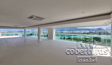 Cobertura à venda na Barra. Única. Linear. 5 Suítes