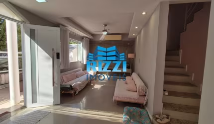 Linda Casa de Condomínio com 03 suítes na Freguesia