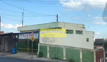 Casa à venda de Esquina Ótima para Investimento contendo casa 2 Quartos, 3 Vagas mais 2 Salões, 261
