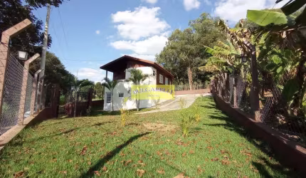 Casa para Locação de Madeira em Região de Chacaras Contendo 2 Quartos, 4 Vagas, 400M², CAXAMBU, JUN