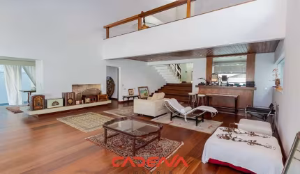 Casa com 3 suítes e 6 vagas à venda no Parolin
