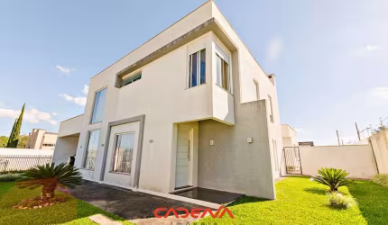 Casa com 5 Quartos, Sendo 3 Suítes, 1 demi-suite e 2 vagas à venda em Santa Felicidade